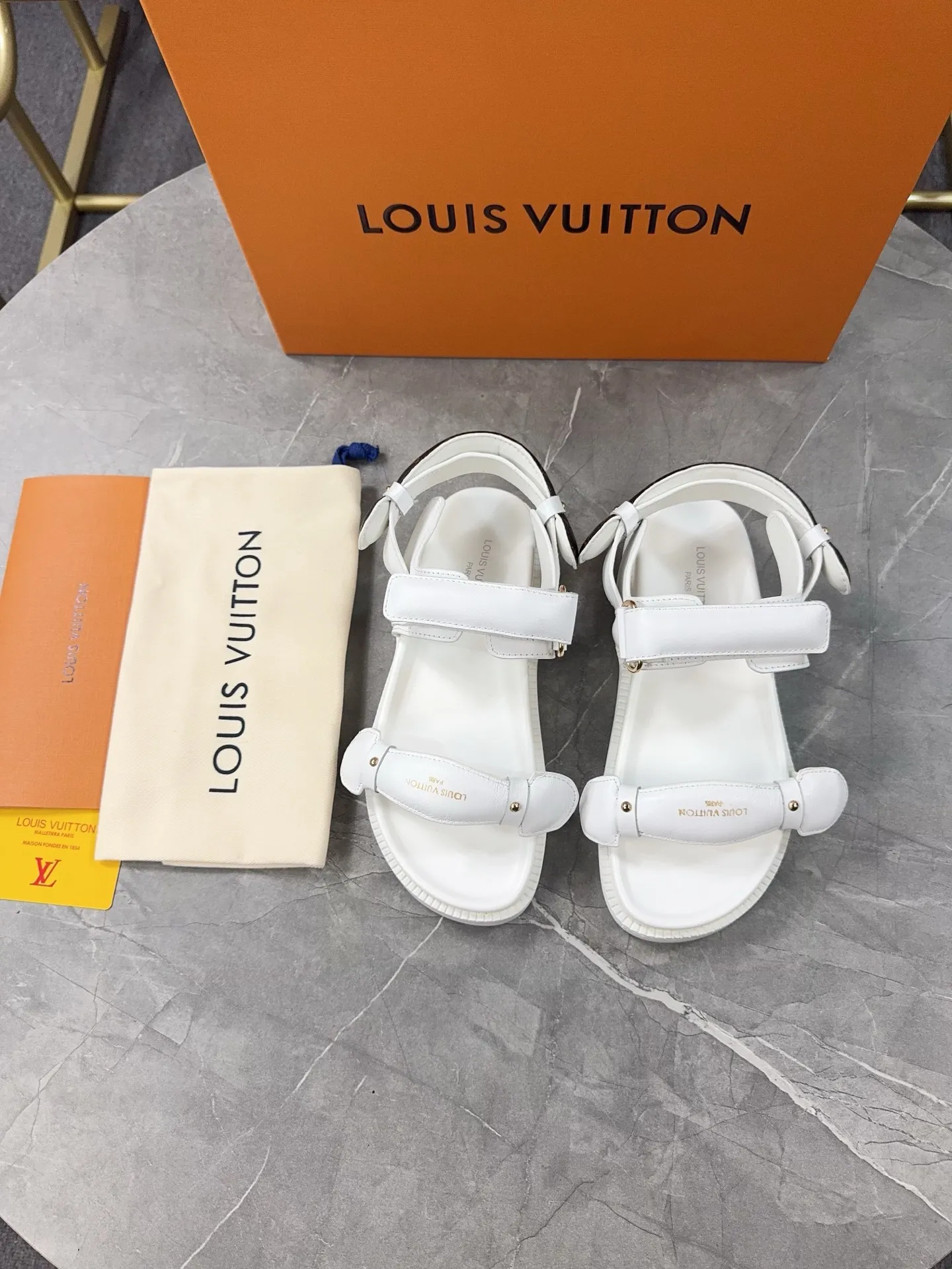 👟👟Ex-factory price 460👟👟 🌈LV | Louis Vuitton 🧡💚2025 spring and summer new style top version‼ ️The original version is the same. The counter focuses on the latest new beach shoes. Hard goods are new🆕 ❥Purchase level! Full of high-end feel! A popular model among bloggers at home and abroad, it’s retro and fashionable and looks amazing on your feet! Mainly recommended models on the official website★ ━━━━━ ЅᏇєєt ━━━━━ ▪️Upper: original customized leather ▪️Inner lining: cow lining ▪️Outsole: high-end rubber PU combination outsole ▪️Shoe size: 35-45